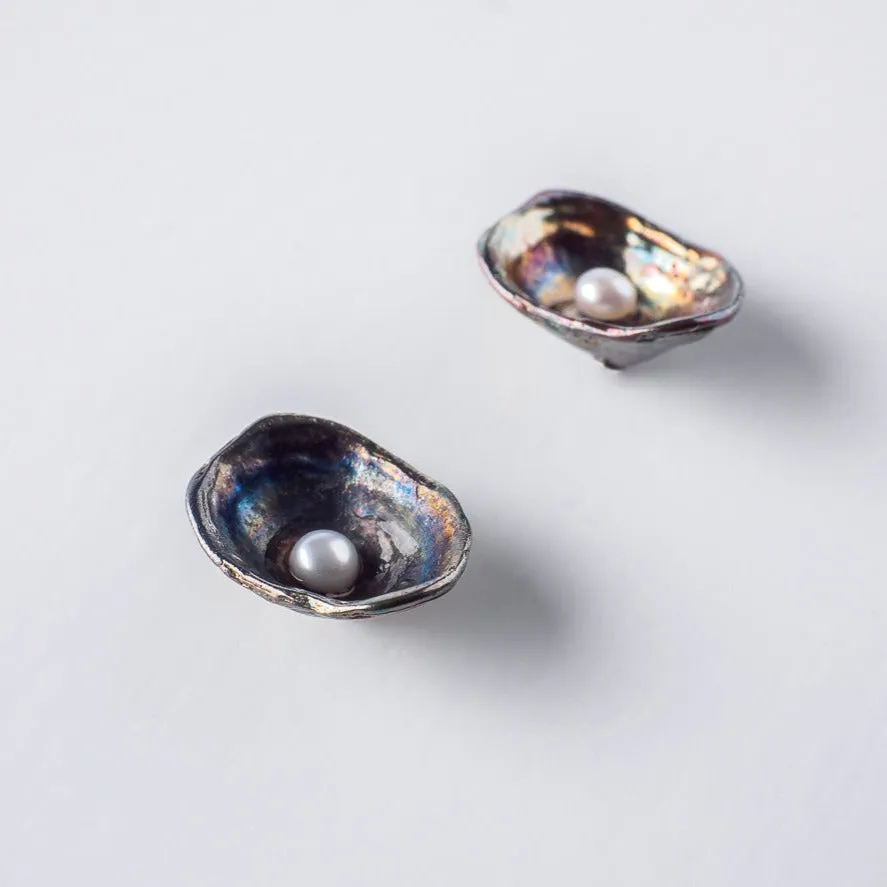 Limpet with pearl - stud earrings - silver 925 - rainbow patina