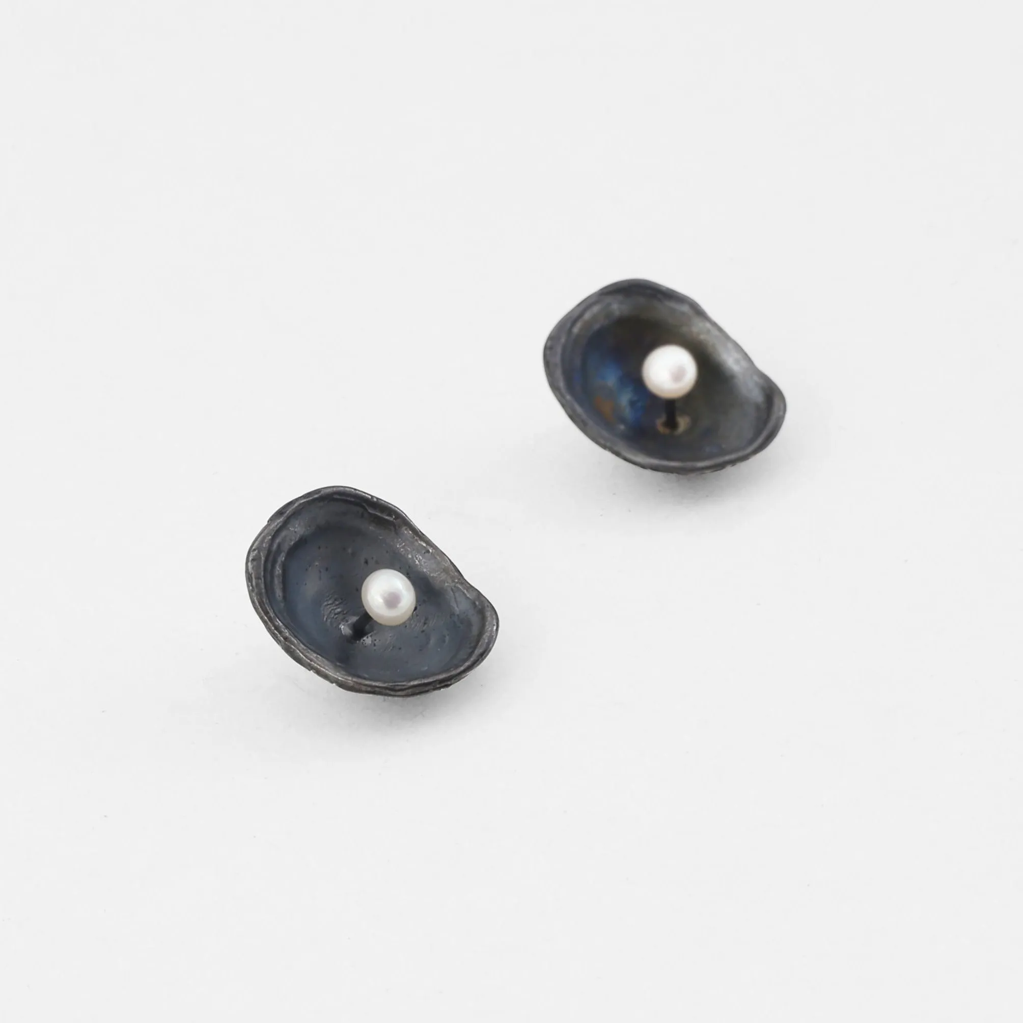 Limpet with pearl - stud earrings - silver 925 - rainbow patina