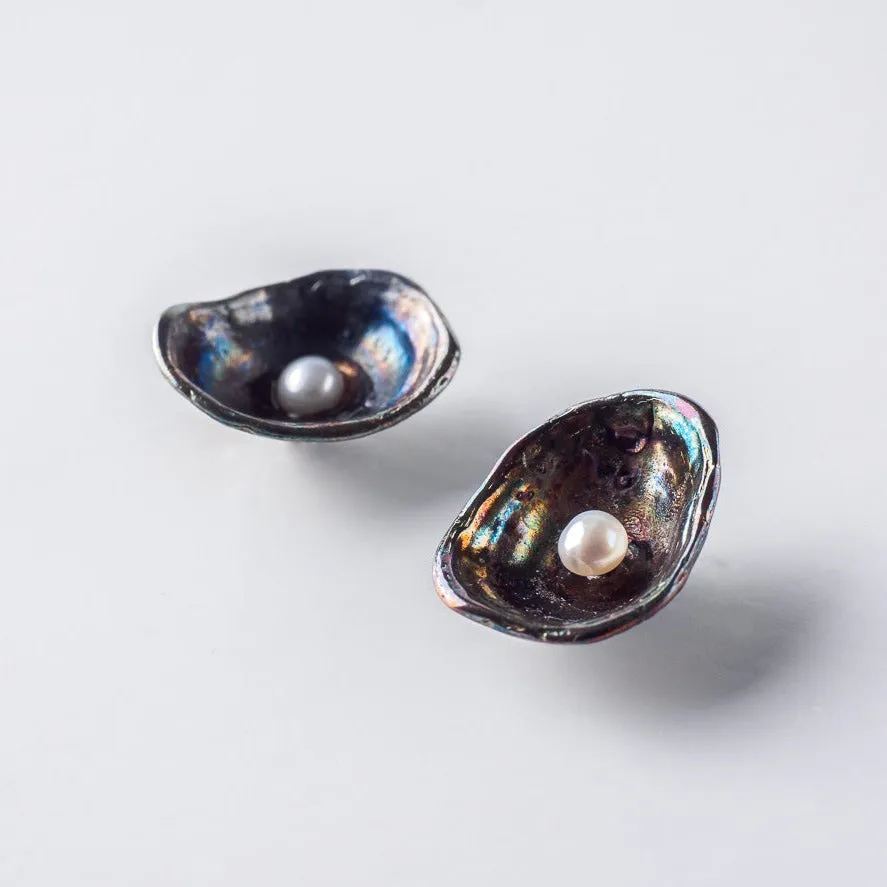 Limpet with pearl - stud earrings - silver 925 - rainbow patina