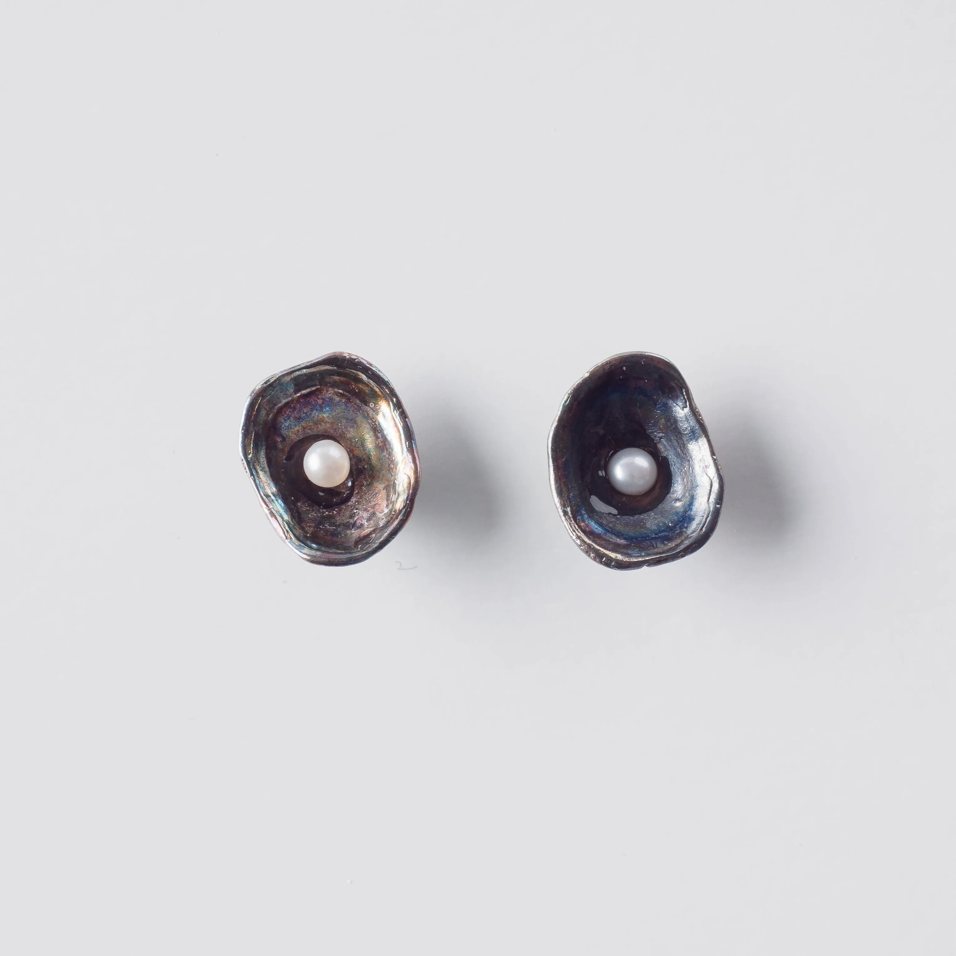 Limpet with pearl - stud earrings - silver 925 - rainbow patina