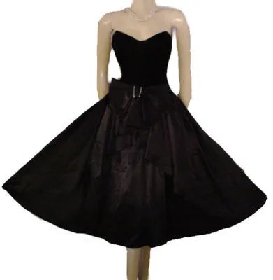 *VINTAGE '80s GUNNE SAX BY JESSICA McCLINTOCK SWEETHEART NECKLINE BLACK VELVET & SATIN PARTY DRESS WITH ATTACHED CRINOLINE & RHINESTONE BOW